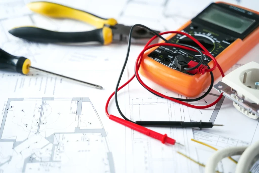 Elektryk. Usługi elektryczne. Instalacje elektryczne. KAMKOP PAŁUKI USŁUGI ELEKTRYCZNE. Bydgoszcz, Szubin, Nakło, Żnin, Łabiszyn, Barcin, Inowrocław. Logo